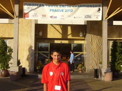 Julio Suarez en Praga ante la sede del europeo juvenil de ajedrez 2012