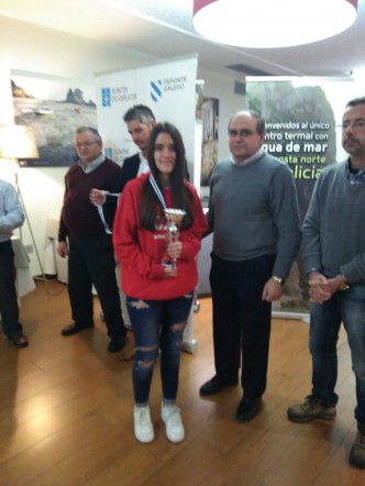 Nuestra campeona recoge su trofeo